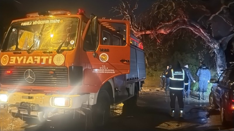 Muğla'da sağanak: Araç dereye kapıldı, evleri su bastı