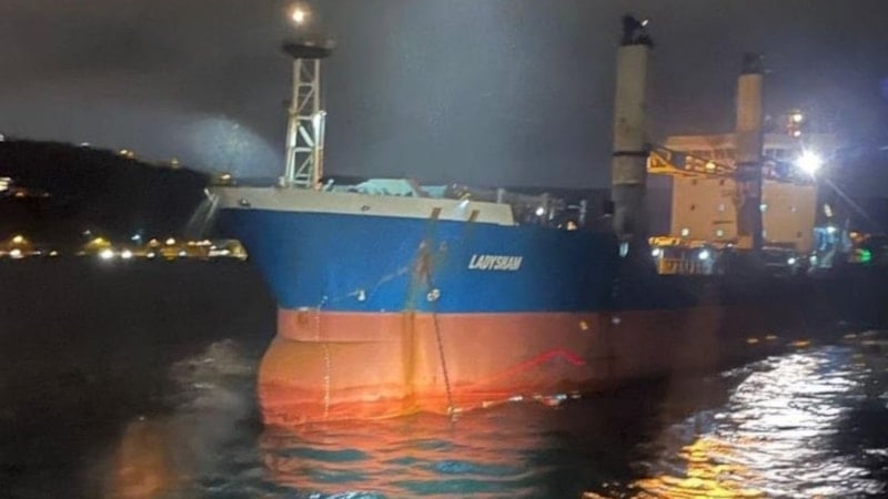 İstanbul Boğazı’nda kargo gemisinin demiri dolandı