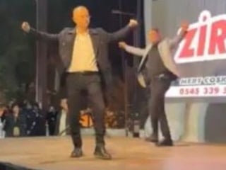 Aydın'da belediye başkanı saniyelerle kurtuldu: Sahnenin çökme anı kamerada