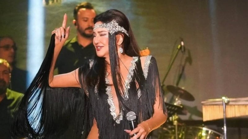 Nükhet Duru’nun sahne kıyafeti olay oldu