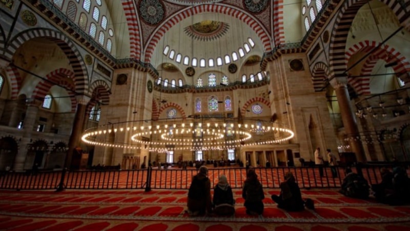 Berat Kandili namazı kılınışı: Berat Gecesi’nde kaç rekat namaz kılınır, nasıl niyet edilir?