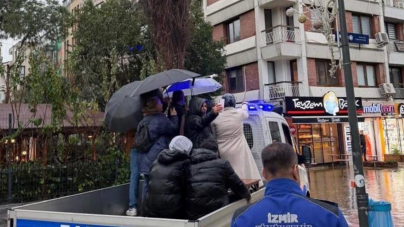 İzmir'de sağanak sonrası yolar göle döndü