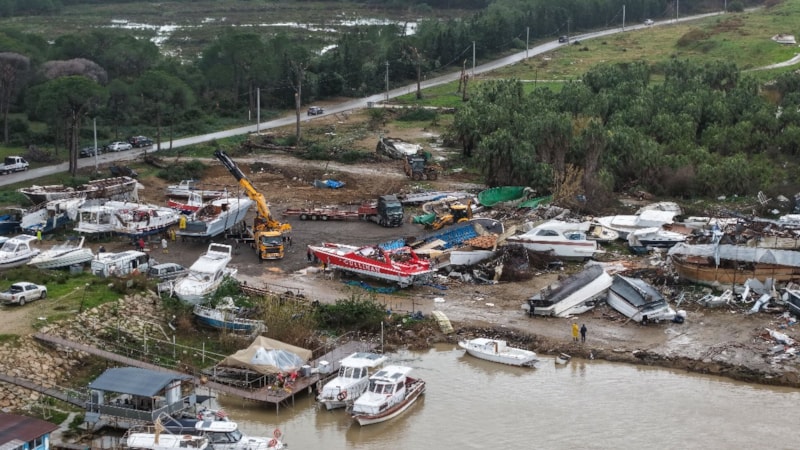 Antalya'da hortum sonrası enkaz kaldırılıyor