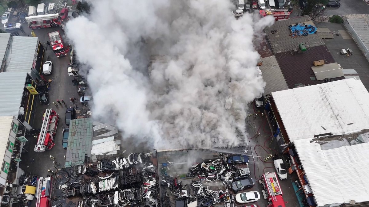 İkitelli’de korkutan yangın: Kimyasal maddeler dört dükkanda hasara neden oldu