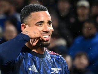 Arsenal, rakiplerinin puan kaybettiği haftada liderliğini pekiştirdi