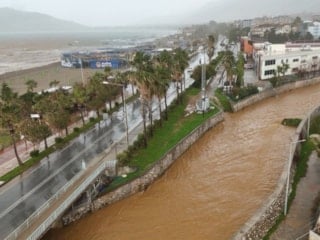 Antalya'da toz taşınımı ve sağanak yağışın ardından denizin rengi değişti