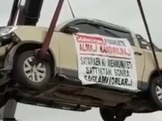 Adana'da hatalı çıkan kamyoneti bayinin önünde sergiledi