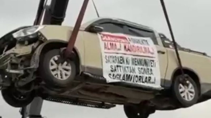 Adana'da hatalı çıkan kamyoneti bayinin önünde sergiledi