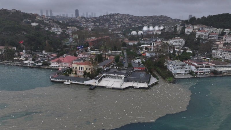 İstanbul Boğazı'na dereden çamur aktı