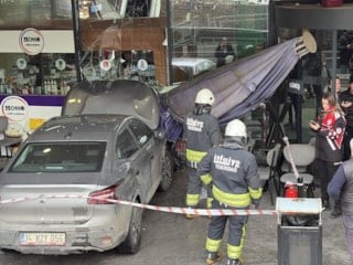 Tekirdağ'da fren yerine gaza basan sürücü AVM’de kafeye daldı: 1 yaralı