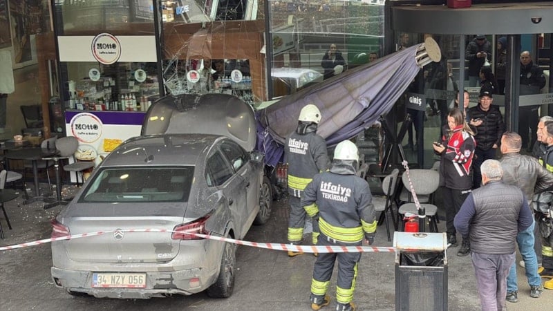 Tekirdağ'da fren yerine gaza basan sürücü AVM’de kafeye daldı: 1 yaralı