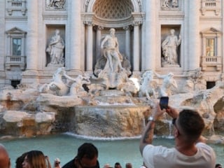 İtalya Roma'da turistlerden Trevi Çeşmesi'ne girişte ücret uygulaması