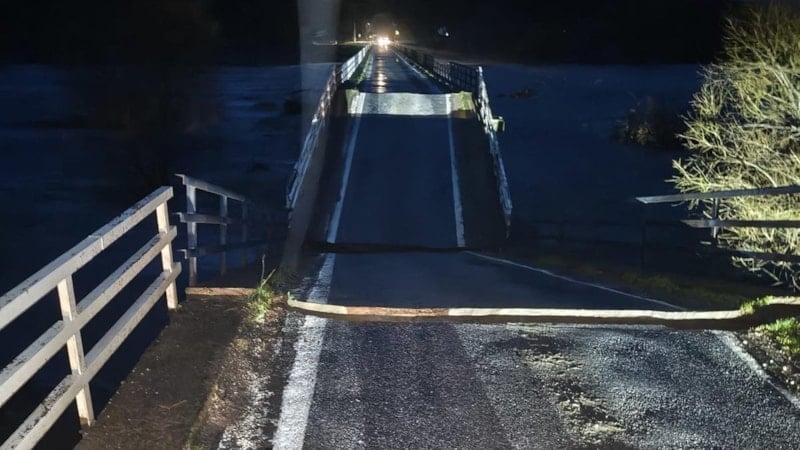 Balıkesir'de sağanak yağış sonrası köprü çöktü