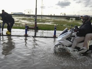 İzmir'de etkili olan sağanak yağışın ardından sokak ve caddeler göle döndü
