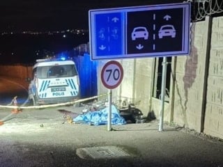 İzmir'de motosikletle trafik işaret levhasına çarpan sürücü öldü