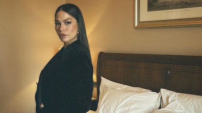 Demet Özdemir'den yeni pozlar! Kaşlarına yorum yağdı