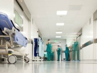 Fransa'da vücuduna mermi soktu