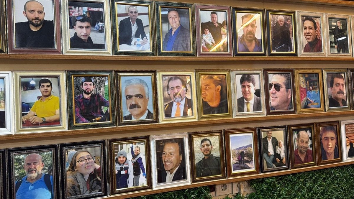 İkizler Çay Ocağı'nın Anı Duvarı: Depremin Yüzlerini Zamanla Duygularla Birleştiren 400 Fotoğraflık Hikâye