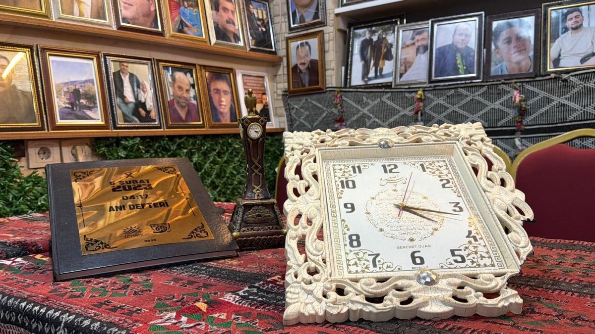 İkizler Çay Ocağı'nın Anı Duvarı: Depremin Yüzlerini Zamanla Duygularla Birleştiren 400 Fotoğraflık Hikâye