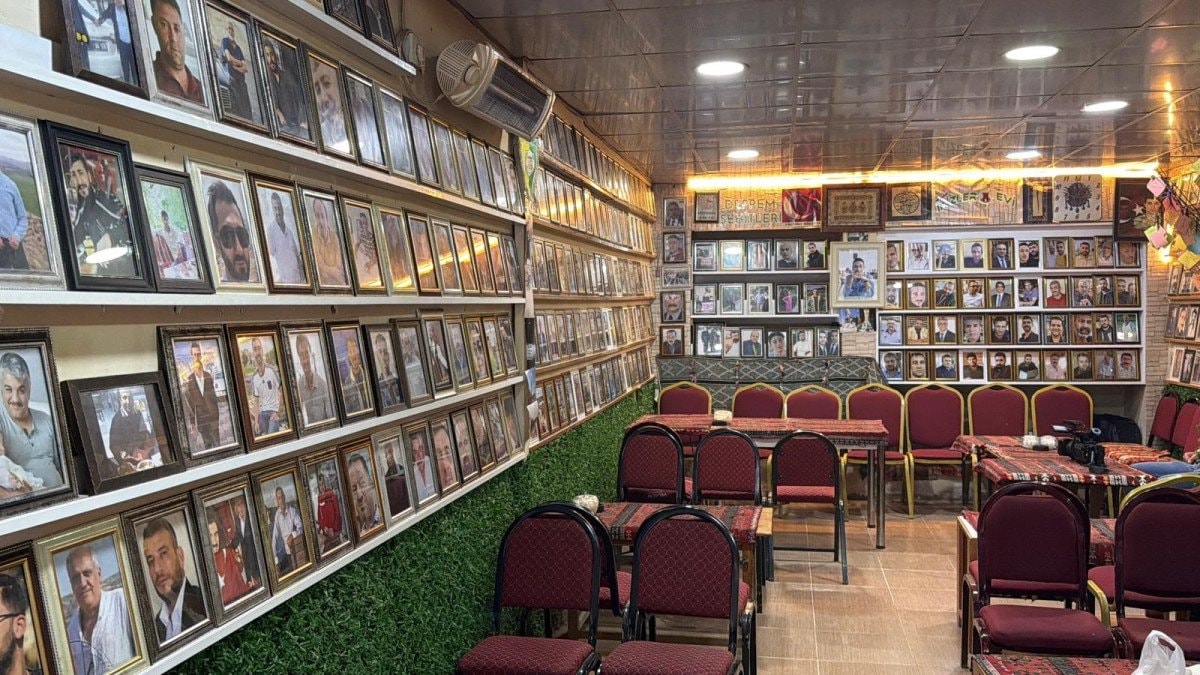 İkizler Çay Ocağı'nın Anı Duvarı: Depremin Yüzlerini Zamanla Duygularla Birleştiren 400 Fotoğraflık Hikâye