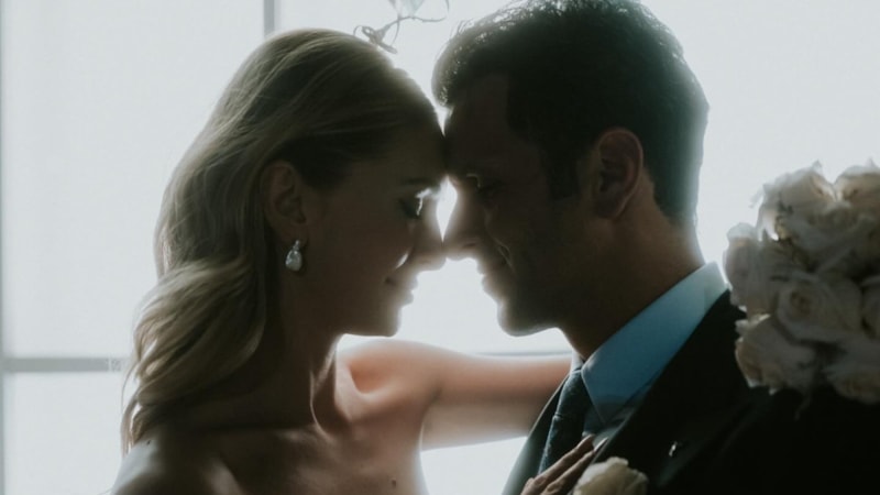 Yeni gelin Yasemin Kay Allen'dan yeni poz! Kırmızılar içinde