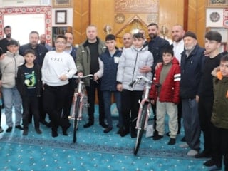 Sivas’ta namazlarını aksatmayan öğrenciler ödüllerini aldı