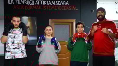 Elazığ'da 47 yaşındaki hemşire, çocuklarıyla birlikte önyargıları 'yumrukladı'