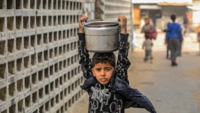 Gazze'de sıcak yemek dağıtıldı