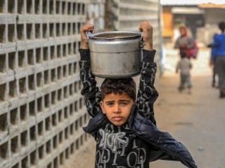 Gazze'de sıcak yemek dağıtıldı