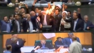 İran'da vekiller parlamentoda ABD bayrağı yaktı