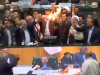 İran'da vekiller parlamentoda ABD bayrağı yaktı