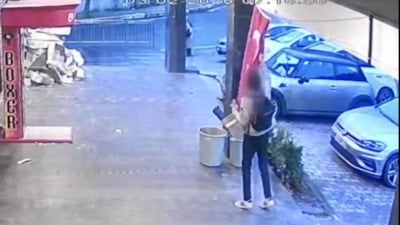 İstanbul'da Türk bayrağını bulunduğu yerden indiren şüpheli yakalandı