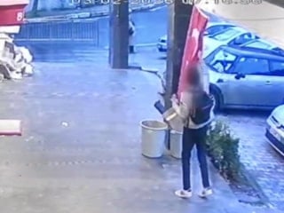 İstanbul'da Türk bayrağını bulunduğu yerden indiren şüpheli yakalandı