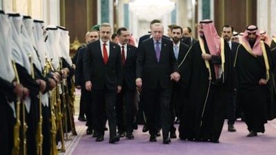 Muhammed bin Selman, Cumhurbaşkanı Erdoğan’ı uğurlarken elini bırakmadı