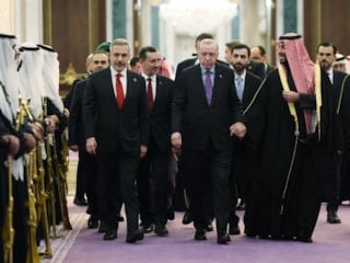 Muhammed bin Selman, Cumhurbaşkanı Erdoğan’ı uğurlarken elini bırakmadı