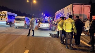 İstanbul Başakşehir'de iki araca çarpan motosikletin sürücüsü can verdi