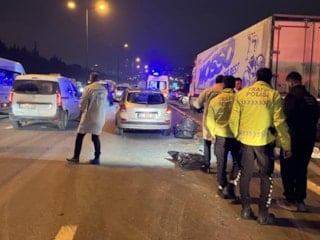 İstanbul Başakşehir'de iki araca çarpan motosikletin sürücüsü can verdi