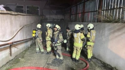 İstanbul'da tekstil atölyesine ait depo alevlere teslim oldu