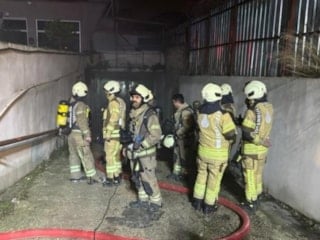 İstanbul'da tekstil atölyesine ait depo alevlere teslim oldu