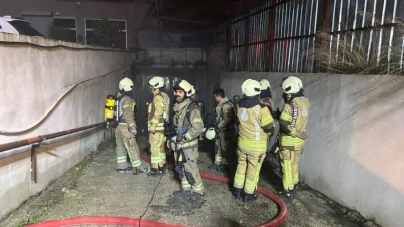 İstanbul'da tekstil atölyesine ait depo alevlere teslim oldu