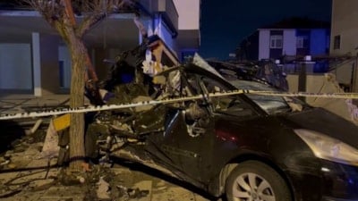 İstanbul'da kontrolden çıkan araç iş yerine daldı
