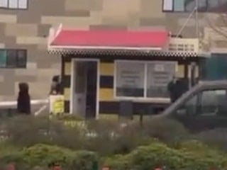 Bursa'da taksi bulamayınca durağı böyle dağıttı: Görenler şoka girdi