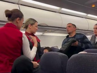 Erzurum'da rahatsızlandığını söyleyip uçaktan indi: Yolculardan helallik aldı