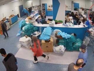 Malatya'da depreme yakalanan doktorlar, sedyedeki hastayı bırakmadı