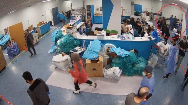 Malatya'da depreme yakalanan doktorlar, sedyedeki hastayı bırakmadı