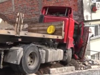 İstanbul'da freni boşalan tır binaya çarptı