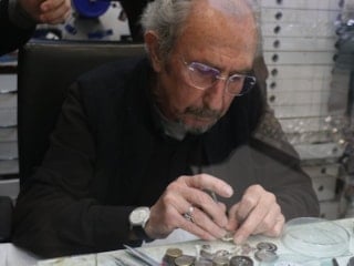 Sakarya'da ömrünü akrep ve yelkovana adadı