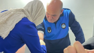 İstanbul'da kaldırıma park edilen aracın fotoğrafını çeken zabıtaya yumruklu saldırı