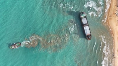 İstanbul Boğazı'nda karaya oturan gemiyi kurtarma çalışmaları devam ediyor