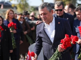 Özgür Özel'den 30 araçlık konvoyla Deprem Şehitliği'ne ziyaret